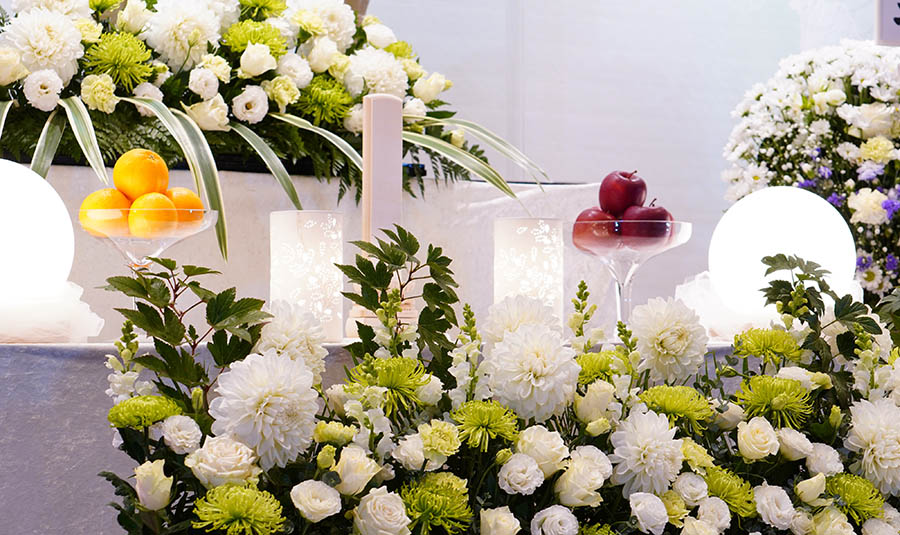 親族の葬儀に送る花の種類やマナーについて